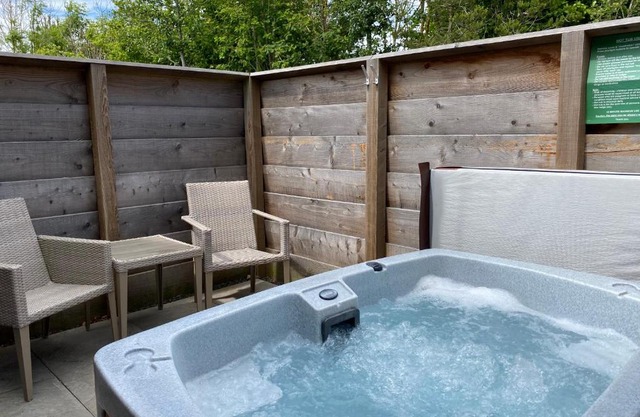 Fox Lodge with Hot Tub