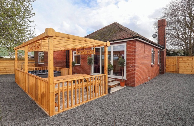 FOX RETREAT, pet friendly, with hot tub in Sherburn