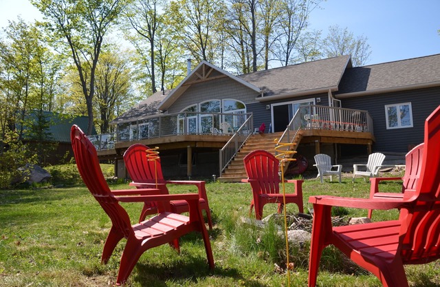 Fox Run: Waterfront Lakehouse con vistas impresionantes y detalles de lujo