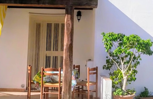 Foximanna en el piso norte de una villa rodeada de vegetación frente al mar