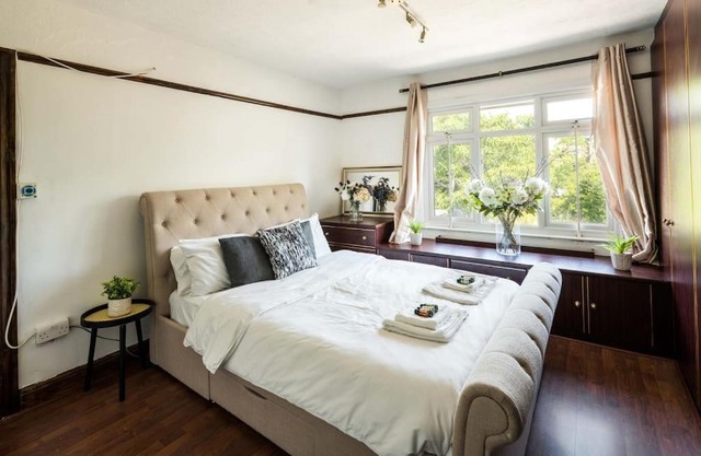 Foxter Properties Golders Green 4-bedroom house with patio