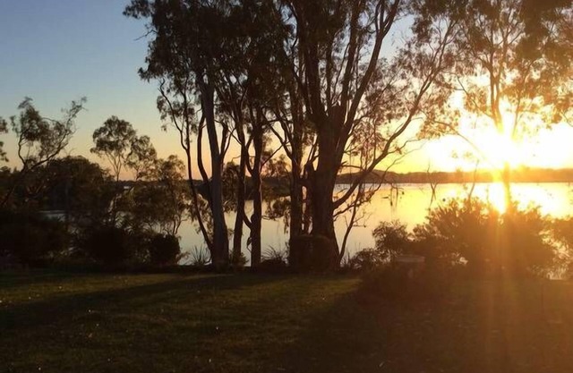 Foxy Lodge - Lakeside Getaway