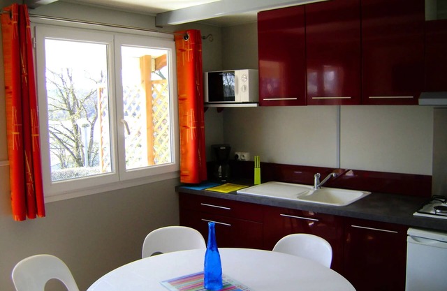 Camping Au Bocage du Lac**** - Comfort Chalet 4 rooms 6 people