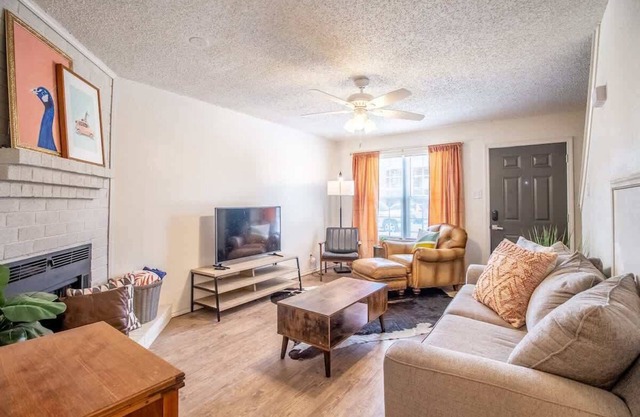 Frankford Townhomes "D" - Near TTU/Garage/Central