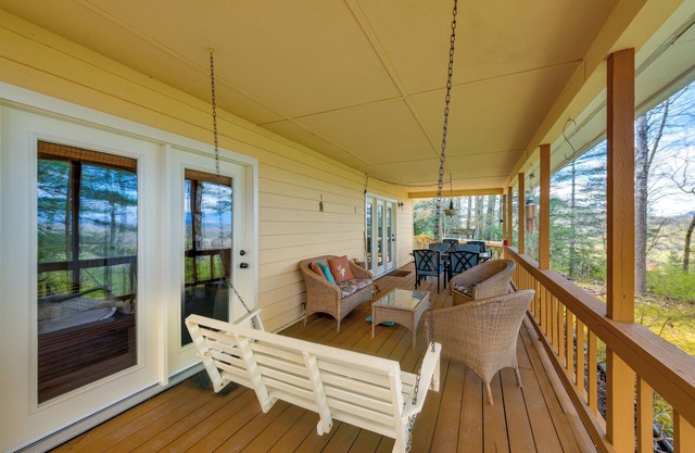 Franklin Cabin: Deck with Smoky Mountain Views!