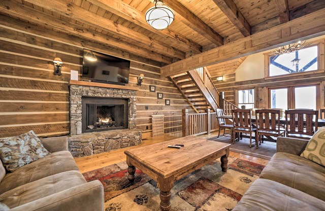 Franklin Cabin w/ Hot Tub + Pool Table!