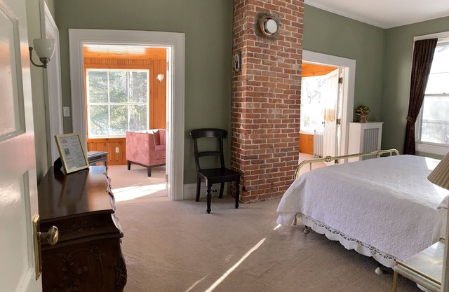 Franklin Manor - King Suite with Private Porch
