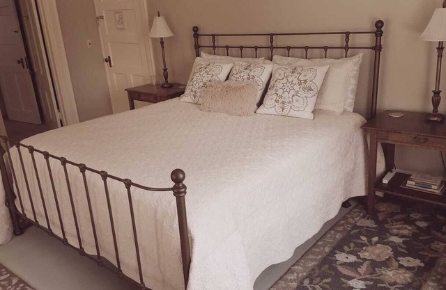 Franklin Manor - King and Queen Adjoining Rooms