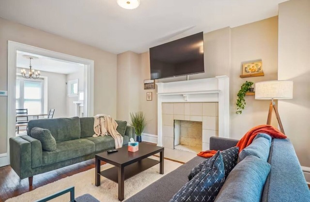 Franklin Park Tudor 5BD w Sunroom, Nationwide, OSU, Pet friendly, Fenced yard