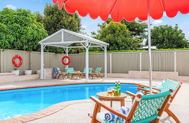 Hervey Bay Beach house including King Bed + Wifi + Great Pool + central location