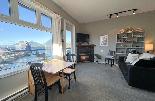 Fred Tibbs #17 I Ocean View I Fireplace I Downtown I Bakery I Cozy