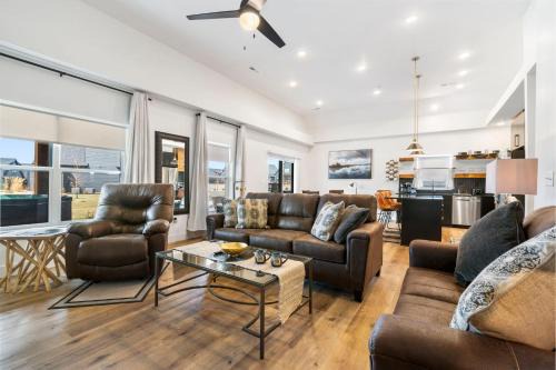 Free Attraction Tickets, New Lakehouse, Close to Branson, Modern Kitchen, High End Furnishings