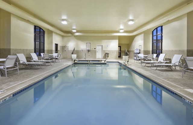 Desayuno gratis. Piscina y jacuzzi. Cerca de la universidad de estado de Michigan.