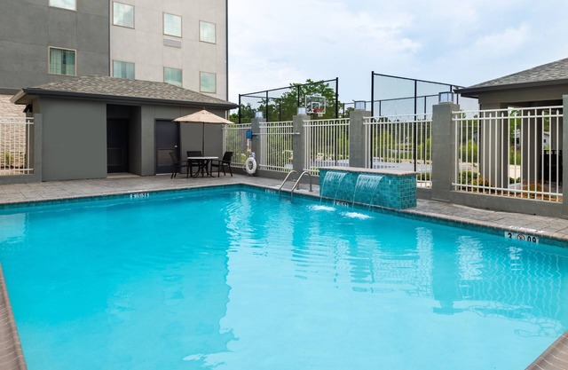 Desayuno gratis. Piscina al aire libre. Gimnasio. Perfecto para tu próximo viaje!