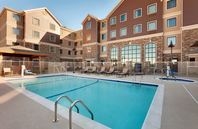 Desayuno gratis. Piscina y jacuzzi. ¡Cerca de los nuevos campus de Chevron y Oxy!