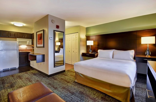 Desayuno gratis. Piscina y jacuzzi. Gimnasio. Explora UW-Madison!