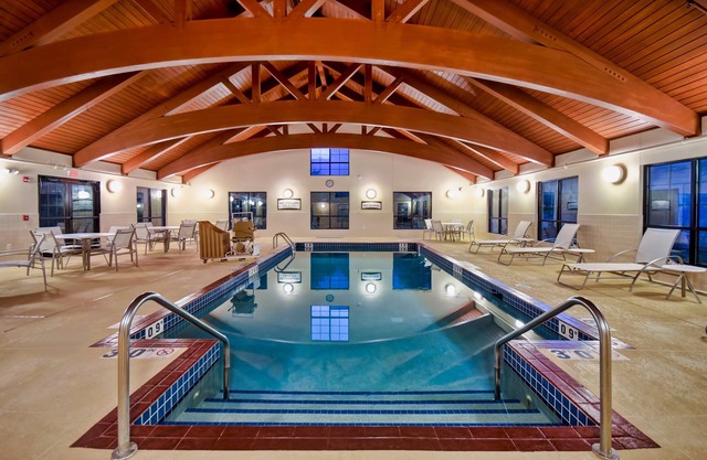 Free Breakfast. Pool & Hot Tub. Near UW-Madison!