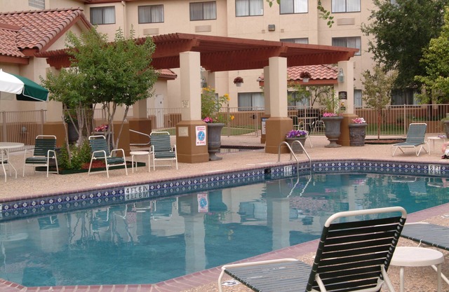 Free Breakfast. Shared Pool & Hot Tub. Studio Near Texas Tech University & University Medical Center.
