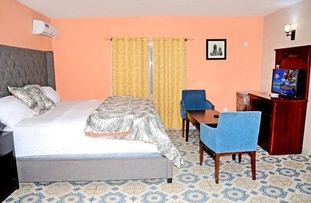 Free Breakfast, WiFi, Dining & Laundry Services Available