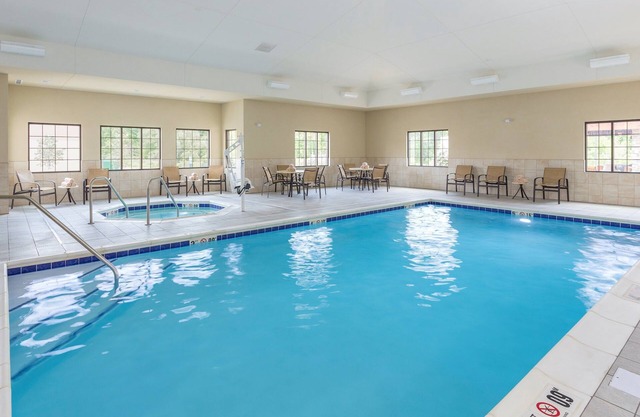 Suite accesible King Hearing + Mobility | Desayuno diario gratuito, bañera de hidromasaje compartida + piscina