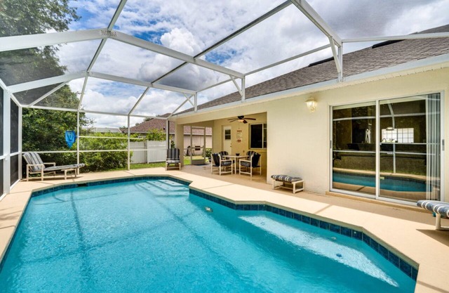 FREE Disney Plus & Hulu ~ 4 BR/2 BA Heated Pool Home 9mi to Disney Theme Parks