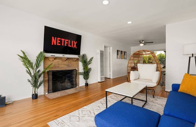 Bungalow Near Disneyland + Garage Parking
