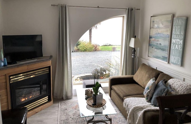 Family Beachfront 2 bedroom Hot tub, kayaking, clams/oysters, many hiking trails
