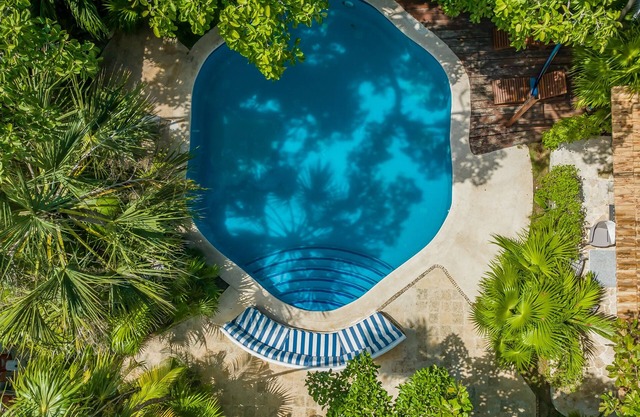 Free laundry. Studio w/ 2 beds. AC + Shower. 1mn walk to a beautiful beach.