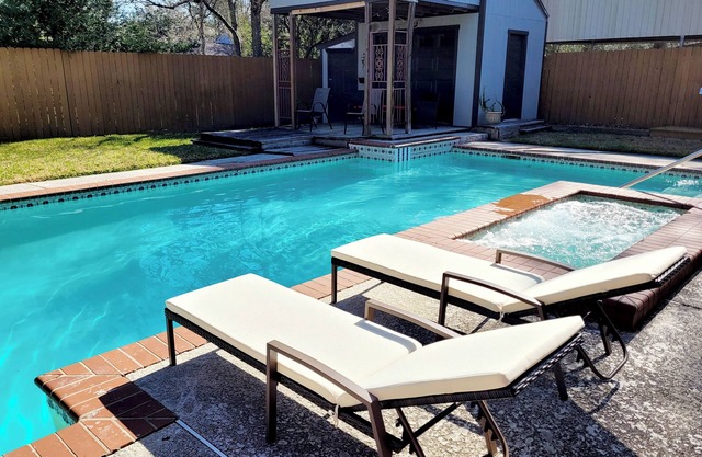 FREE NIGHT! Sleeps 10, Private Pool, Hot Tub