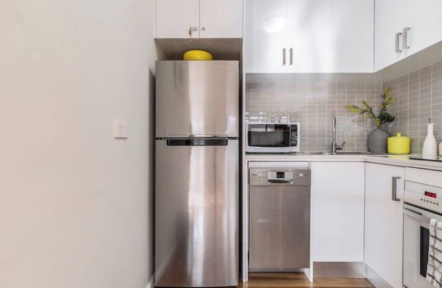 FREE Parking / In-Unit Laundry / 10mins walk to Glenferrie Rd