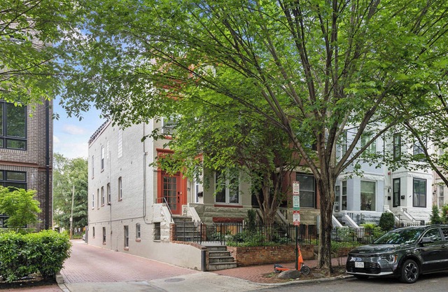 Free Parking! Large, 2BR/1.5BA with AC/TV/Internet