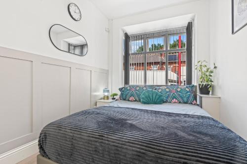 Free Parking ,Modern 4 bedrooms 10min from Birmingham city centre ideal for contractors ,Groups and Families