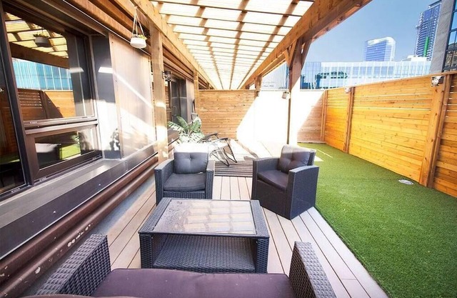 Free Parking! One-bedroom suite w/ patio & laundry