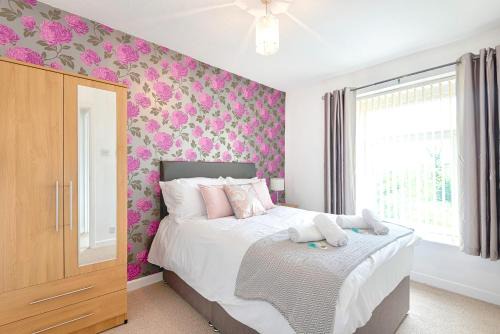 Free Parking, Spacious Living room, Garden
