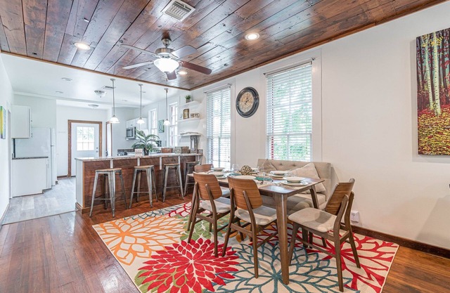 Free parking, Walk to Botanical, PS4, Grill, Pet-friendly, fenced backyard