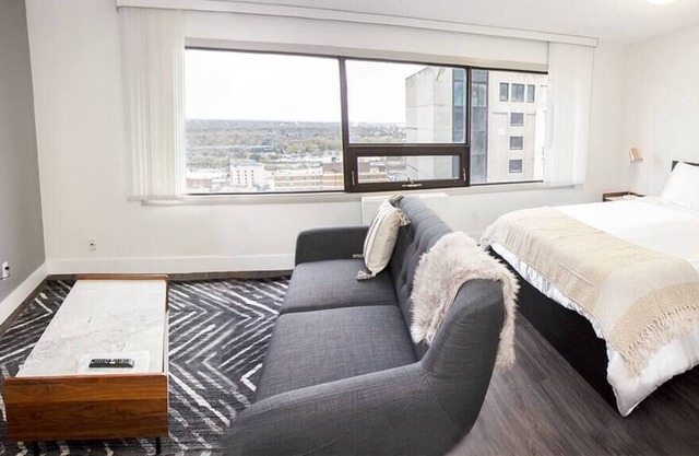 Free Parking & Wi-Fi! Stunning Studio Suite