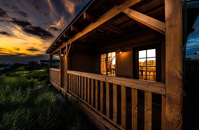 Free parking&WIFI Historic Decor&Balcony Views Miners Cabin #2(KING-Accessible)
