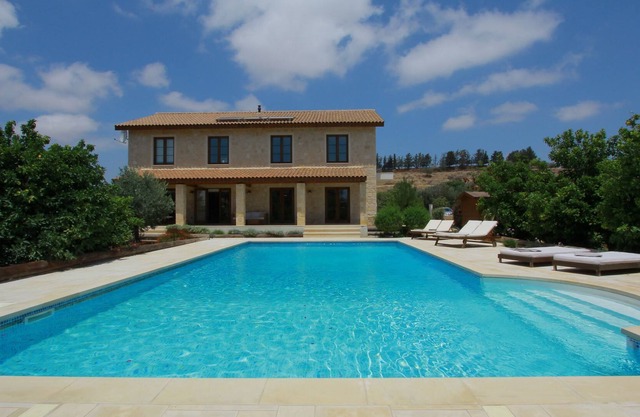 USO GRATUITO DEL COCHE DE 7 ASIENTOS:) Boutique Stone Villa ubicado dentro de un huerto de naranjos.