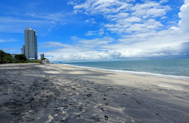 Beautiful Beachfront, ocean waves, & great local restaurants & shops nearby.