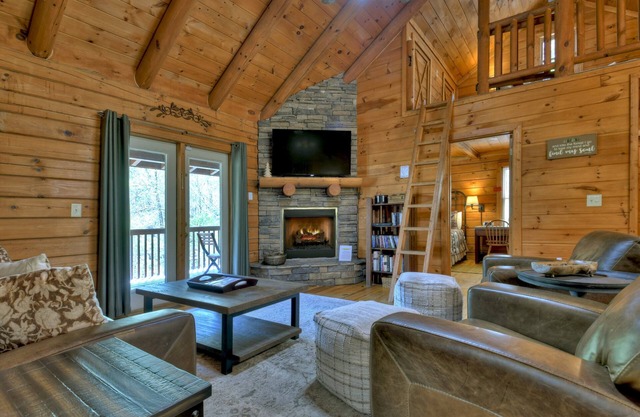 *Free Whitewater Rafting & Ziplining* Spacious & Secluded Cabin 7 Miles to Blue Ridge Attractions & Near Ocoee River Rafting