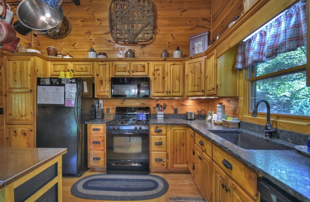 *Free Whitewater Rafting & Ziplining* A beautiful and secluded cabin rental near the Ocoee River