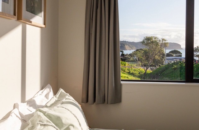 Freese Cottage, Omapere (views of the stunning Hokianga Harbour)