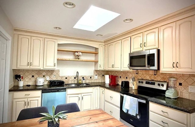 Fremont - 6 bedroom 3 bath