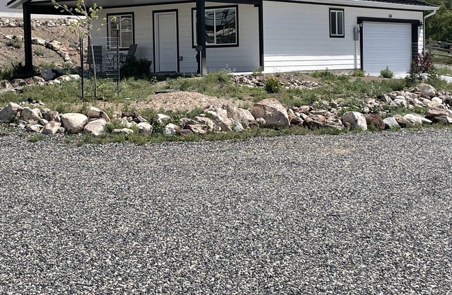 Fremont Casita mountain view property backed up to Fish Lake National Forest.