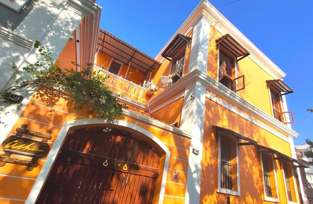 Casa de herencia francesa en pueblo blanco