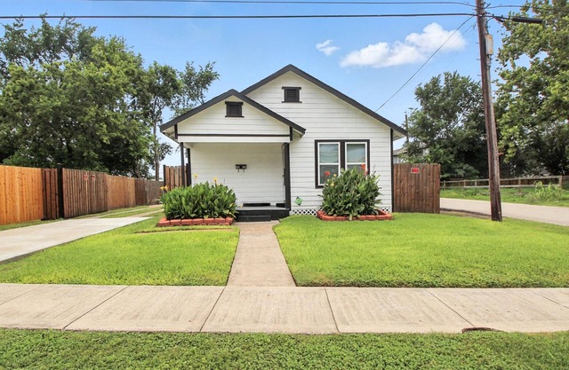 “Frenchtown Finest”- Lovely 2-bedroom house three miles from Downtown Houston