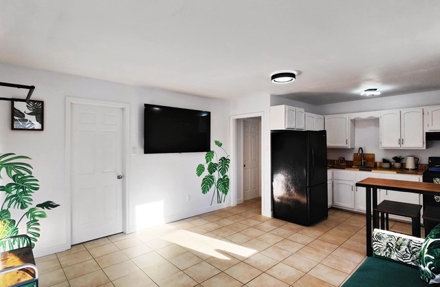 Fresh & Bright Private Guest Suite
