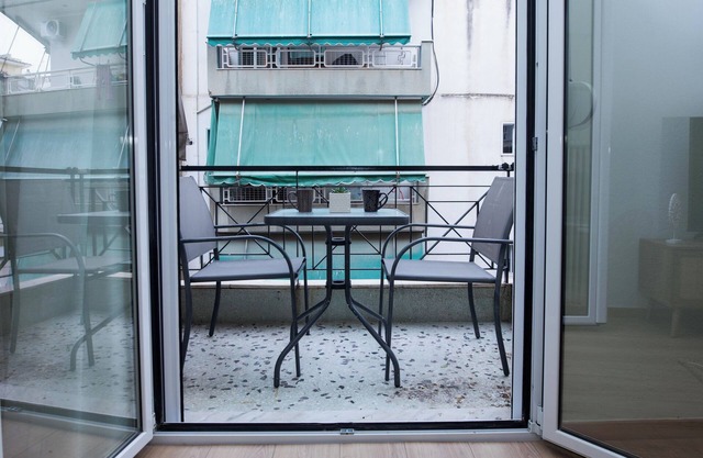 Fresh Urban Apt with Balcony in Zografou