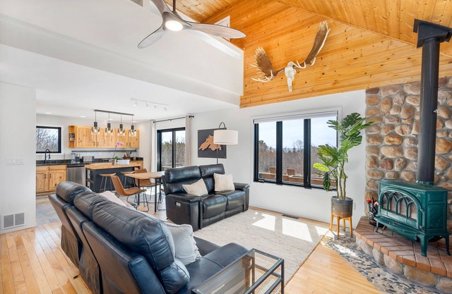 Freshly Remodeled Cabin w/ stunning Lake Views