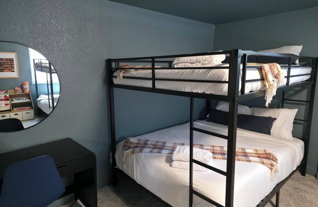 Freshly remodeled home in Westminster. HotTub, Movie Theater, Pool Table, Arcade